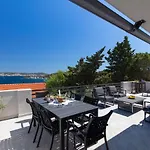 The Grande: Hillside Retreat With Sea Views And Rooftop Terrace *