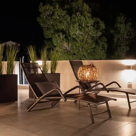 The Grande: Hillside Retreat With Sea Views And Rooftop Terrace Apartment *