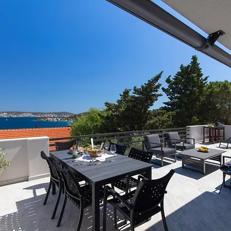 The Grande: Hillside Retreat With Sea Views And Rooftop Terrace *