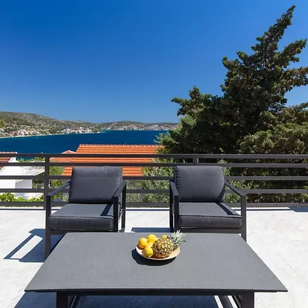 The Grande: Hillside Retreat With Sea Views And Rooftop Terrace Apartment *