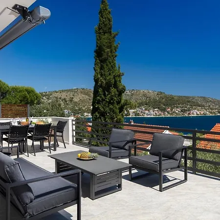 The Grande: Hillside Retreat With Sea Views And Rooftop Terrace Apartment