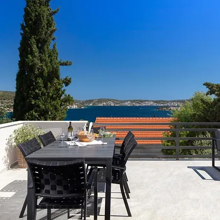 The Grande: Hillside Retreat With Sea Views And Rooftop Terrace Apartment *