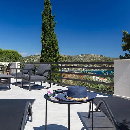 The Grande: Hillside Retreat With Sea Views And Rooftop Terrace *