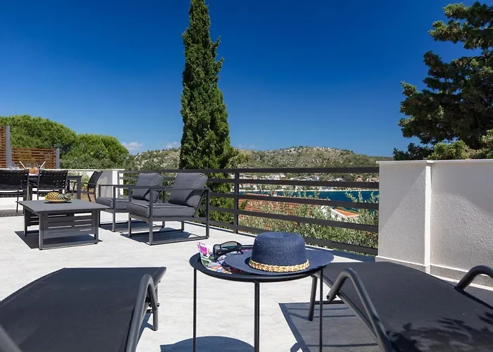 The Grande - Huge Terrace - Amazing Sea Views - Tastefully Furnished - Access To Rooftop Terrace And Gym - Hillside *